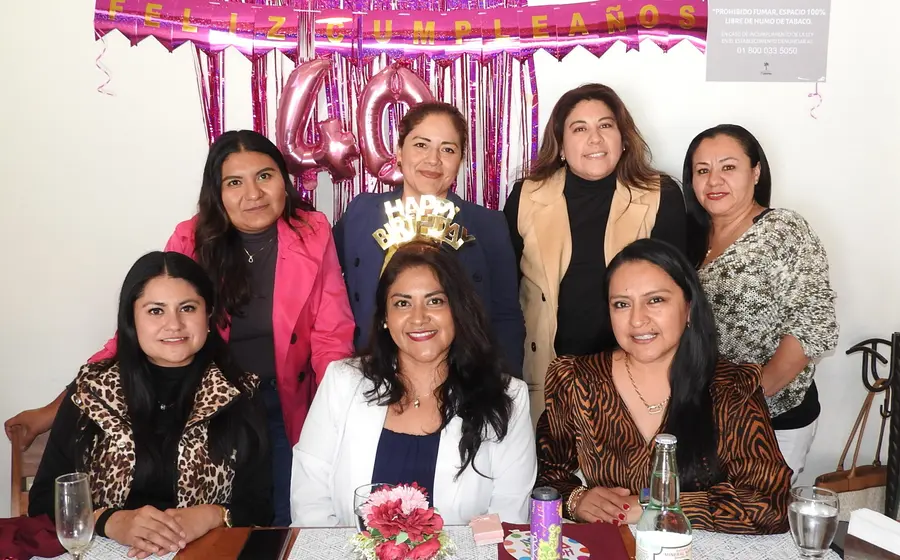 Daysi Georgina Pérez Pantoja celebra su cumpleaños número 40, posando felizmente para la foto junto a sus amigas Tania, Zayra y Vianey.