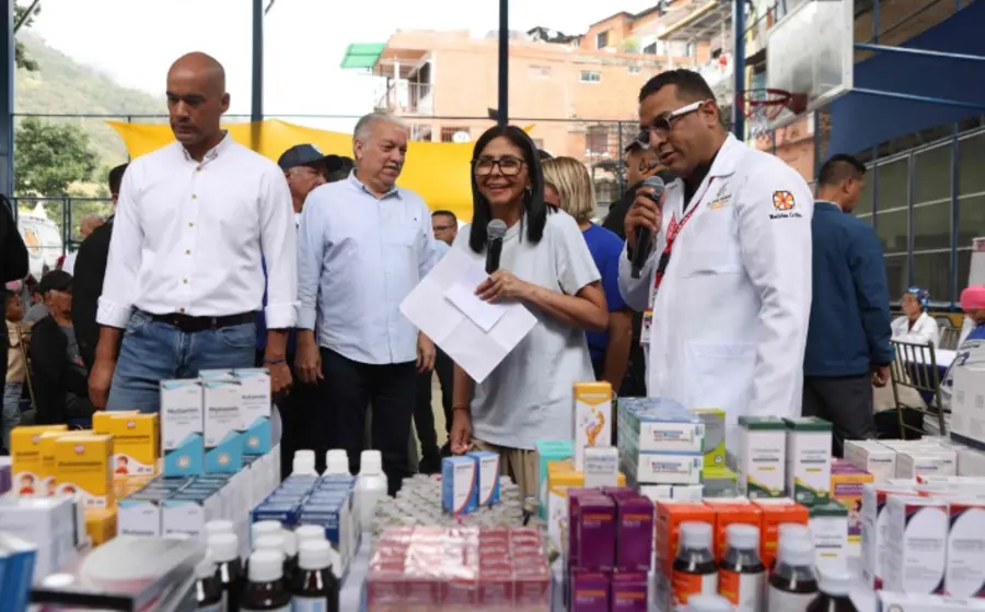 La vicepresidenta de Venezuela, Delcy Rodríguez, durante un discurso en La Guaira donde defendió la legalidad y autoridad del gobierno venezolano.