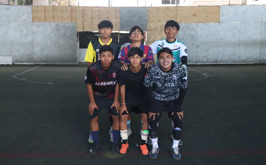 El equipo Deportivo León celebra con su trofeo tras coronarse campeón del torneo de futbol rápido con motivo del Día de Reyes.
