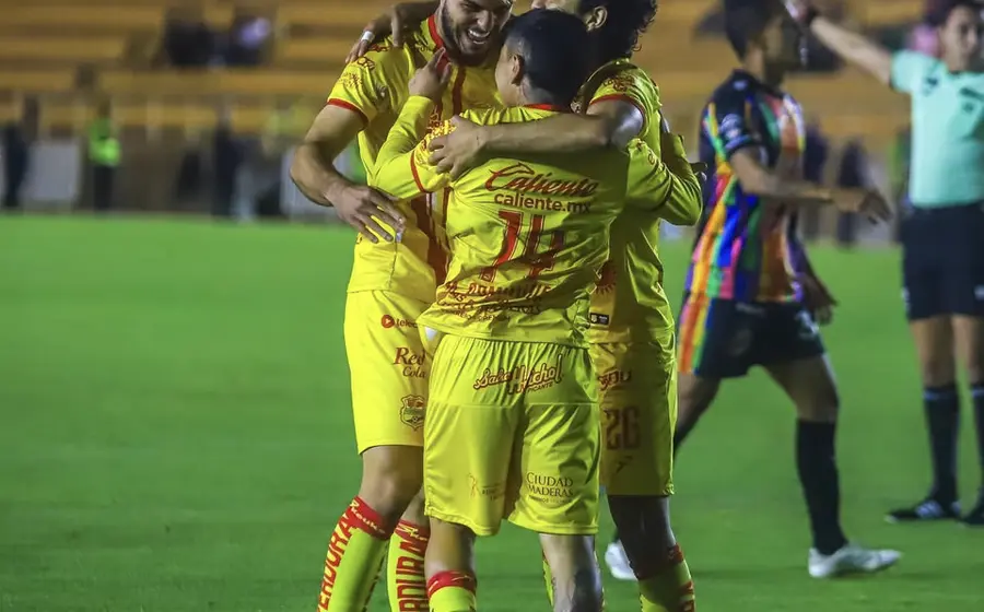 Jugadores en acción durante el partido de fútbol donde los Alebrijes cayeron en casa ante Morelia, cuyo equipo se llevó el triunfo y el liderato.