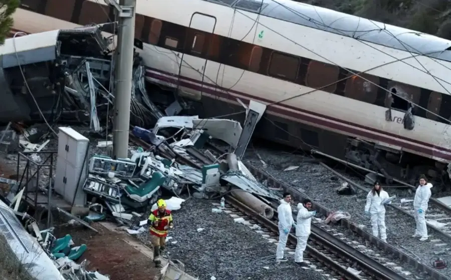 Tres vagones de un tren de alta velocidad descarrilaron durante el peor desastre ferroviario de España, mostrando la magnitud del accidente.