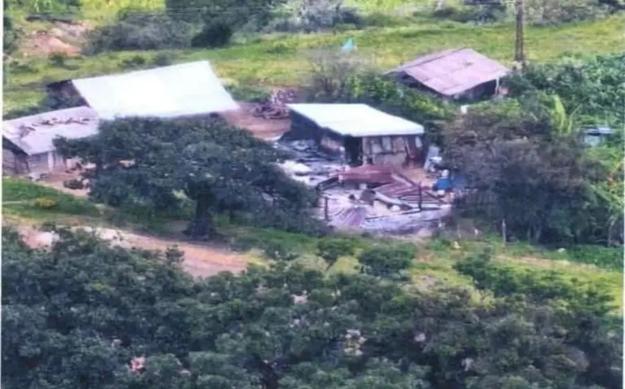 Víctimas de desplazamiento forzado en Buenavista, Yosondúa, se encuentran afuera tras ser desalojadas de sus hogares por hombres armados.