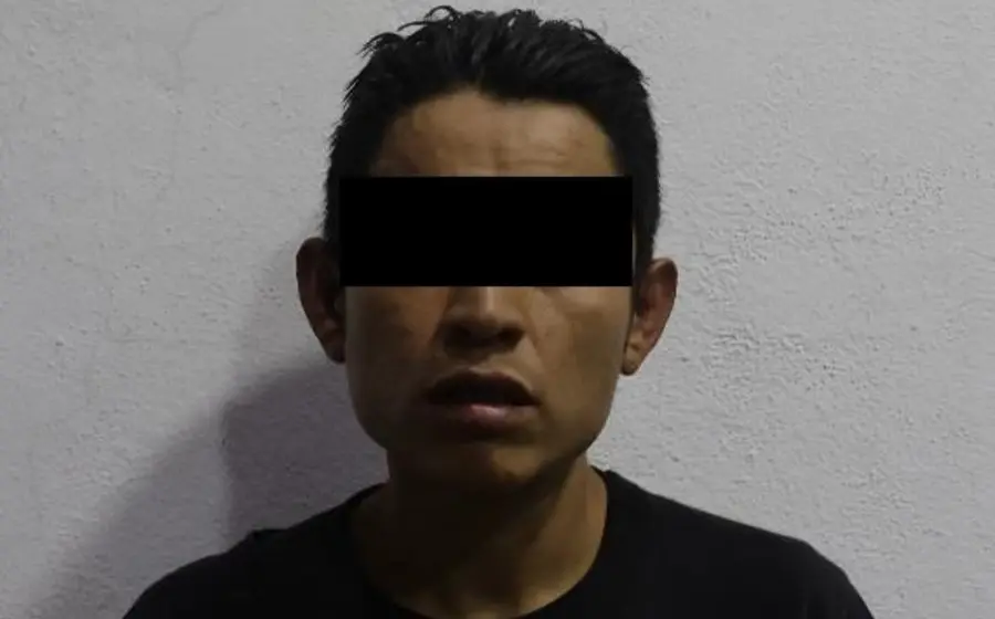 Un hombre, presunto responsable de robar un teléfono celular, es detenido por las autoridades en el momento en que intentaba darse a la fuga.