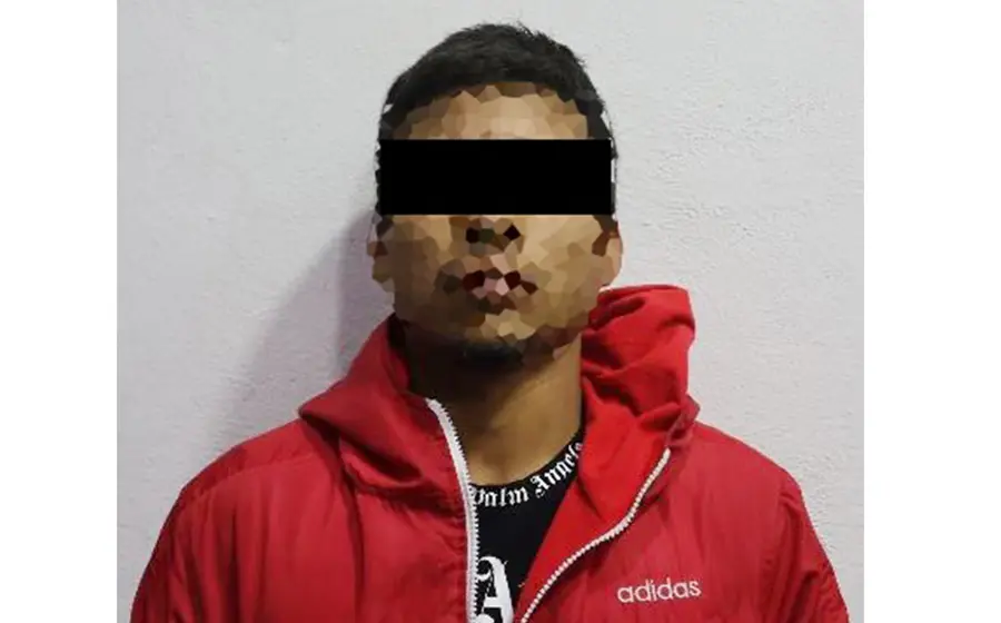 Un hombre es detenido por elementos de la policía en la calle Las Casas después de ser sorprendido con varios carrujos de mariguana.