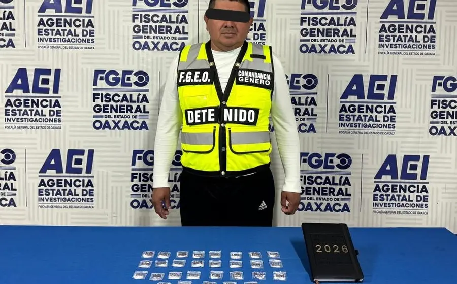 Fotografía del hombre detenido, señalado como presunto narcomenudista, tras un cateo realizado por autoridades en la región de la Cuenca.