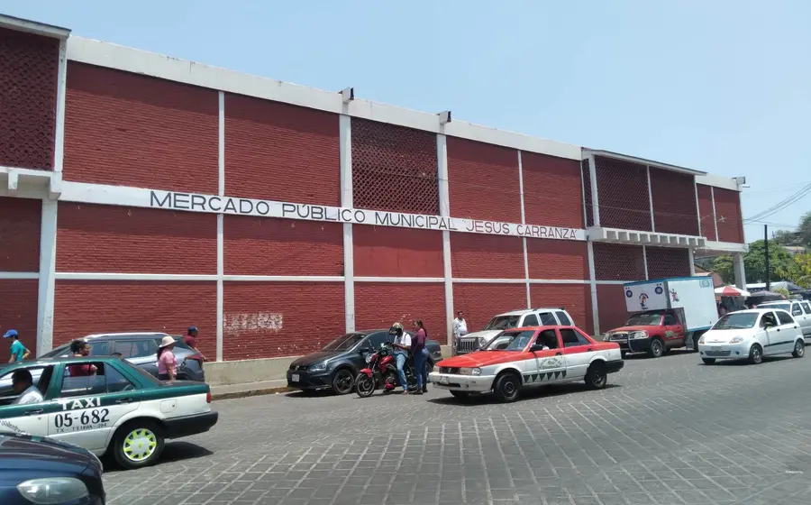 Dirigentes sindicales de taxistas en Tehuantepec declaran estar protegidos, mientras sus unidades vehiculares ocupan las calles como sitios de transporte público.