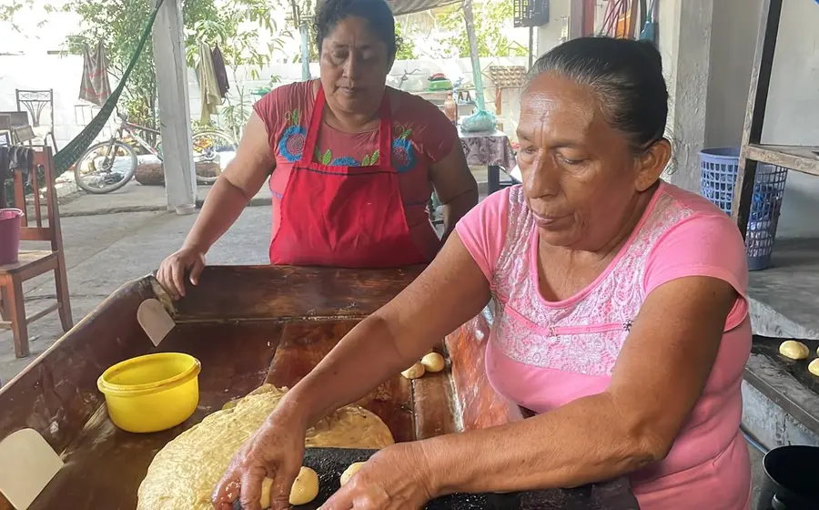 Doña Martha, panadera juchiteca, elabora pan artesanal en su negocio, manteniendo viva una receta tradicional heredada por generaciones frente a la inflación.