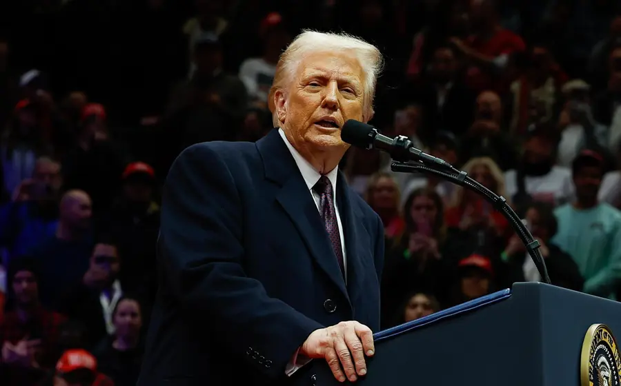 El presidente de Estados Unidos, Donald Trump, en una reunión con su equipo para discutir las opciones de su plan para adquirir Groenlandia.