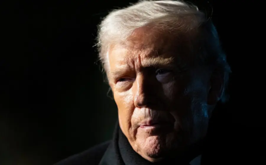 El magnate Donald Trump durante un discurso donde exalta a las tropas del Reino Unido, tras generar polémica por sus comentarios sobre la OTAN.