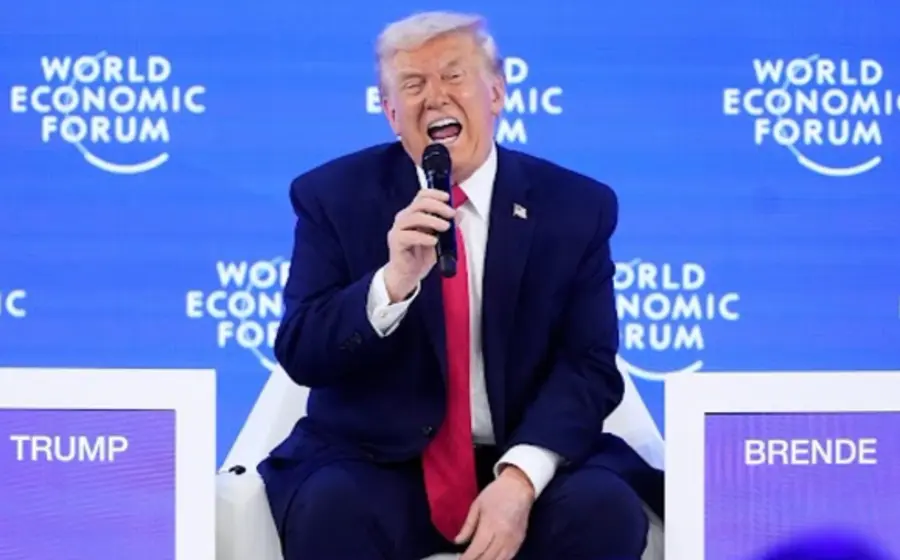 El entonces presidente Donald Trump durante el Foro Económico Mundial en Davos, en una discusión con Mark Carney, a quien le exigió cuidar sus palabras.