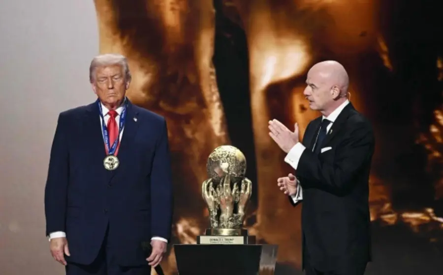 El entonces presidente de Estados Unidos, Donald Trump, posa junto al presidente de la FIFA, Gianni Infantino, durante un encuentro oficial.
