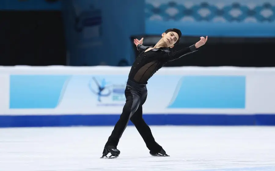 El patinador mexicano Donovan Carrillo es captado en acción durante una de sus espectaculares rutinas de patinaje sobre hielo.