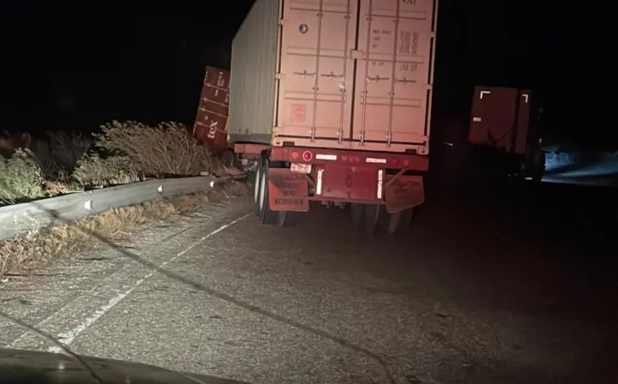 La peligrosa escena de un accidente en la carretera de La Ventosa, donde se observan dos tráileres de carga volcados sobre el asfalto.