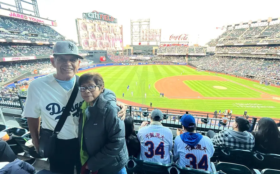 El 'Buru' Martínez, quien sería el homenajeado, posa en una fotografía junto a su esposa, descrita como su fiel compañera de vida.
