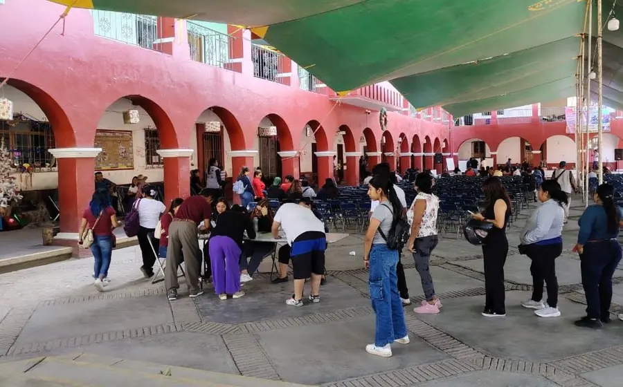 Una urna electoral simboliza las elecciones pendientes en nueve municipios que ahora serán gobernados temporalmente por comisionados designados.