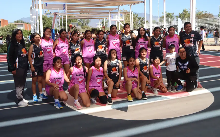 Jugadores de los equipos de Acatepec y Miahuatlán compiten durante su encuentro, como parte del buen arranque de la liga de Huayápam.