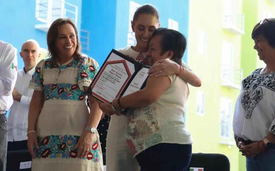 La Jefa del Ejecutivo Federal, Claudia Sheinbaum, entrega constancias a familias beneficiadas como parte del programa de 200 viviendas para el Bienestar.