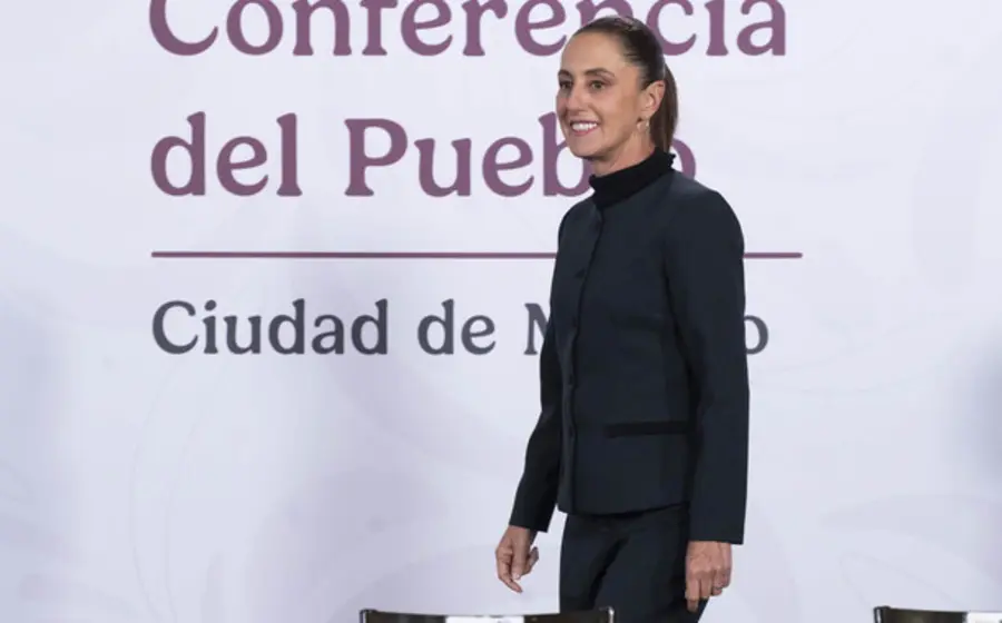 Beneficiarios del Infonavit reciben una de las 48 viviendas del programa Bienestar entregadas en la ciudad de Morelia, Michoacán.