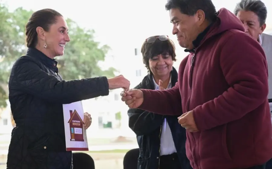 Un grupo de derechohabientes del Infonavit sonríe al recibir las llaves de una de las 44 viviendas nuevas entregadas en Reynosa, Tamaulipas.