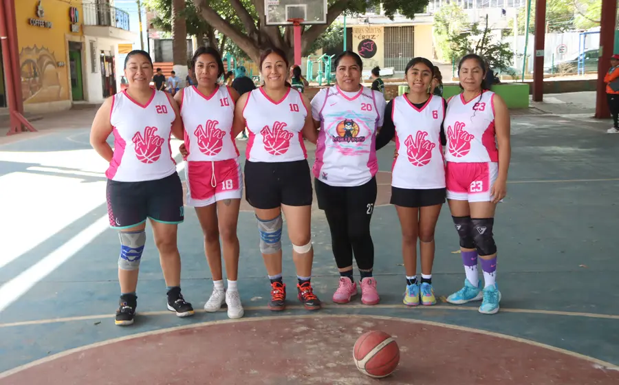 Jugadores del equipo de básquet Alfas en acción durante la provechosa doble jornada en la que resultaron ser el mejor equipo.