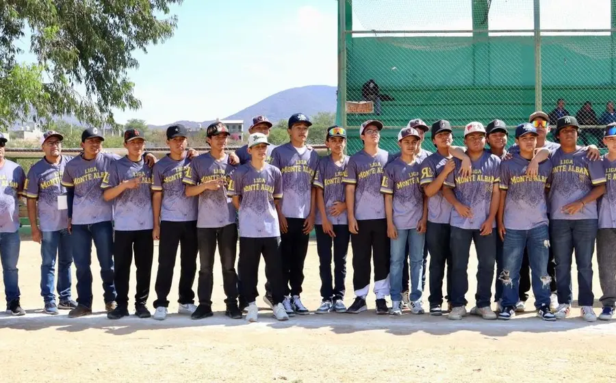 El equipo de béisbol Valles de la categoría 15-16 años posa con su trofeo de campeón de la Olimpiada Estatal.