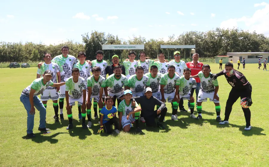 El equipo Cachorros Ramos posa para una foto, confirmando su regreso a la temporada de la Liga Mayor A de béisbol.