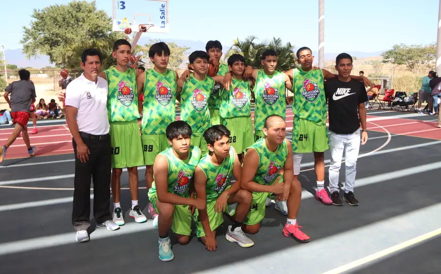 Los jugadores del equipo de Huatulco celebran su victoria después de salir avante en un emocionante y reñido encuentro deportivo en la región.