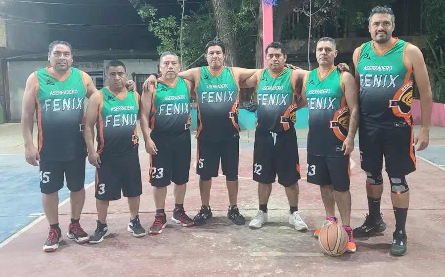 El equipo FENIX, actual campeón de la liga de veteranos, en plena acción durante un partido que marca su regreso a la actividad.