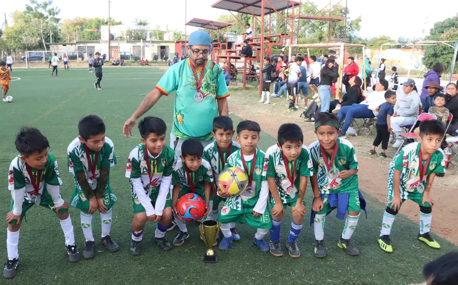 El equipo infantil de Antequera posa feliz para la foto de campeones tras coronarse en el torneo de convivencia.