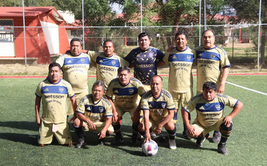 El equipo de San Jacinto celebra su victoria al coronarse campeón en la categoría de Leyendas, posando juntos para la foto del recuerdo.