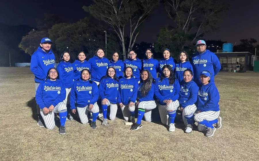 El equipo de softbol Valkirias de San José celebra su victoria que les asegura un lugar en las semifinales del torneo local.