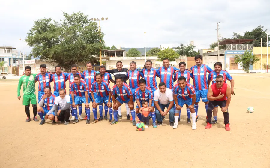 El equipo de fútbol de Xoxocotlán se prepara para un partido decisivo, con la esperanza de dar la campanada y avanzar a la final del torneo.