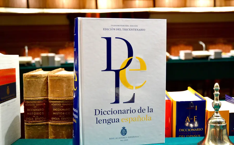 Una fotografía del Diccionario de la Lengua Española, que ilustra el concepto de erudición para vivir en armonía.
