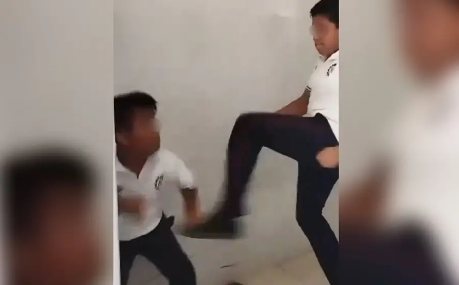 Fotograma del video que circuló en redes sociales mostrando la situación que derivó en la revictimización de un estudiante de talla baja.