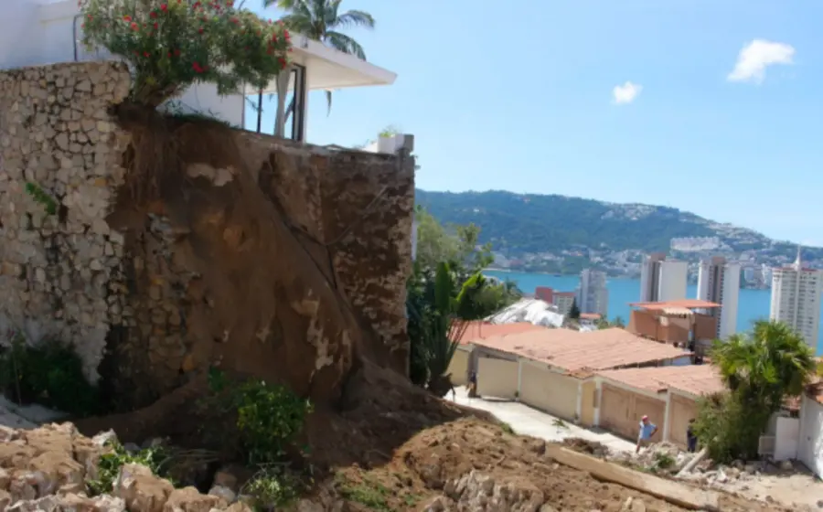 Autoridades realizan la evaluación de daños en estructuras y edificios en Guerrero después del fuerte sismo que ha generado numerosas réplicas.