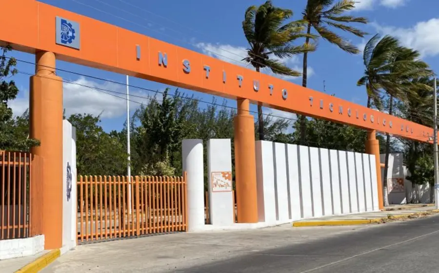 Trabajadores del ITI se manifiestan para exigir la destitución del Director del TecNM, denunciando adeudos pendientes por sinodalías de 2024 y 2025.