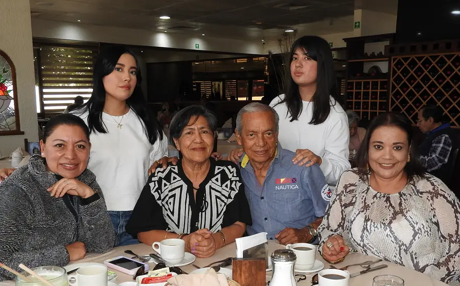 Guadalupe Guzmán, Karla Alicia Guzmán, Hortencia Enríquez, Olegario Guzmán, Ana Paula Goycoolea y Alicia Guzmán comparten juntos un momento feliz familiar.