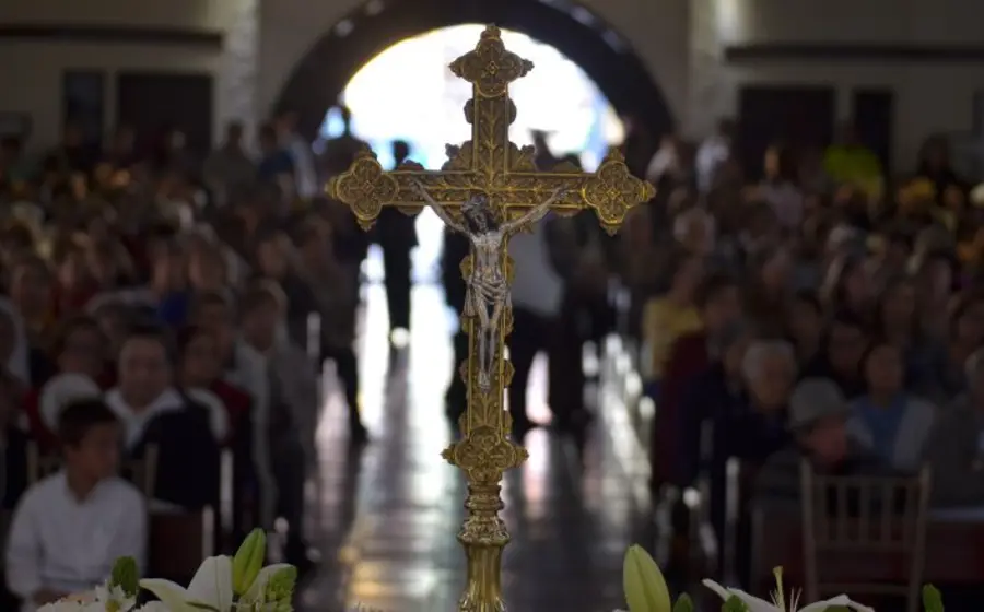Un grupo de fieles católicos atentos durante una plática de formación para fortalecer su fe y no ser confundidos en su doctrina.