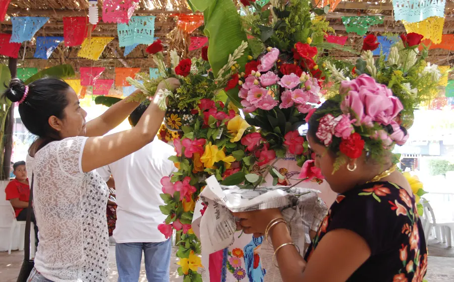 Habitantes de Tehuantepec celebran con alegría su tradicional fiesta titular, una manifestación de las antiguas costumbres de la región.