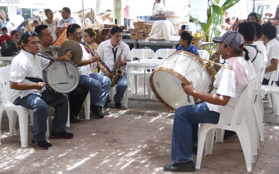 Una escena representativa de las fiestas titulares en Tehuantepec, una tradición cultural con cinco siglos de historia celebrada por la comunidad istmeña.