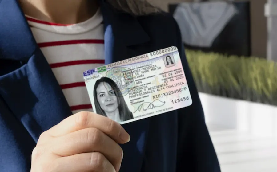 La bandera de Francia ondeando, simbolizando los nuevos y más estrictos requisitos de idioma y pruebas para la residencia de no europeos.
