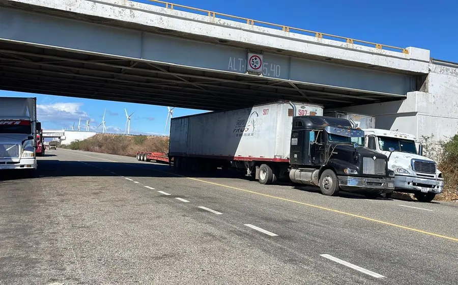 Fuertes ráfagas de viento del evento de 'Norte' azotan el tramo carretero La Venta-La Ventosa, en el Istmo, por el frente frío 32.