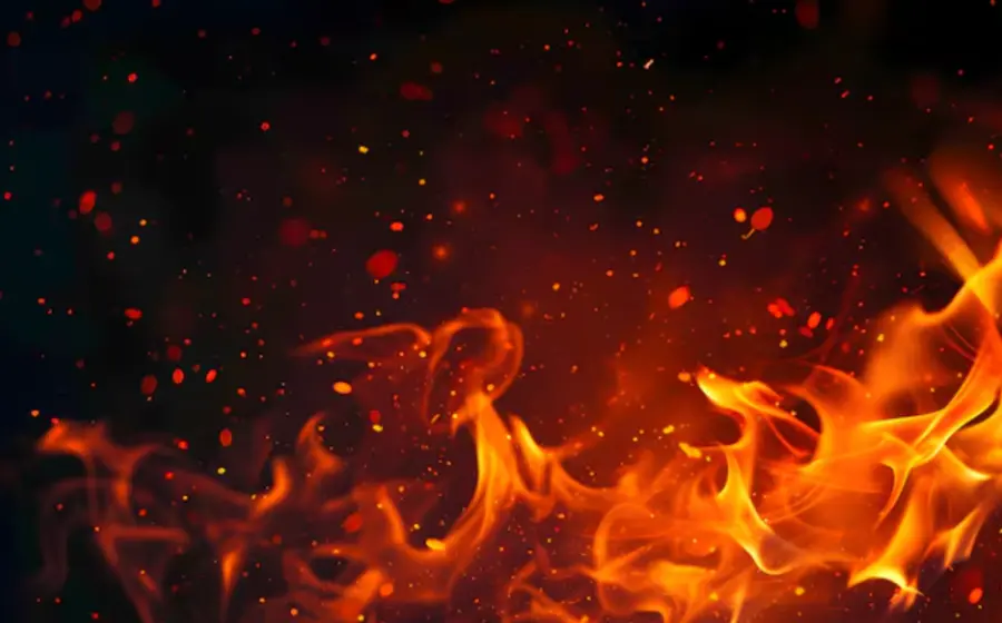 Una imagen conceptual que representa la brutal violencia contra las mujeres, utilizando el fuego como símbolo de la crueldad y el dolor infligido.
