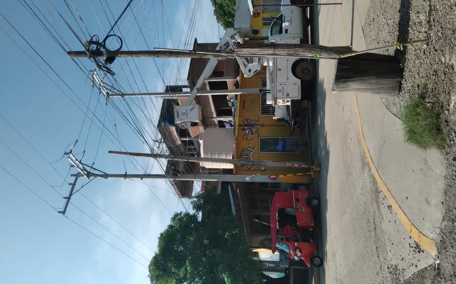 Una calle en Tehuantepec se encuentra en completa oscuridad tras el apagón provocado por los fuertes vientos que afectaron la región.