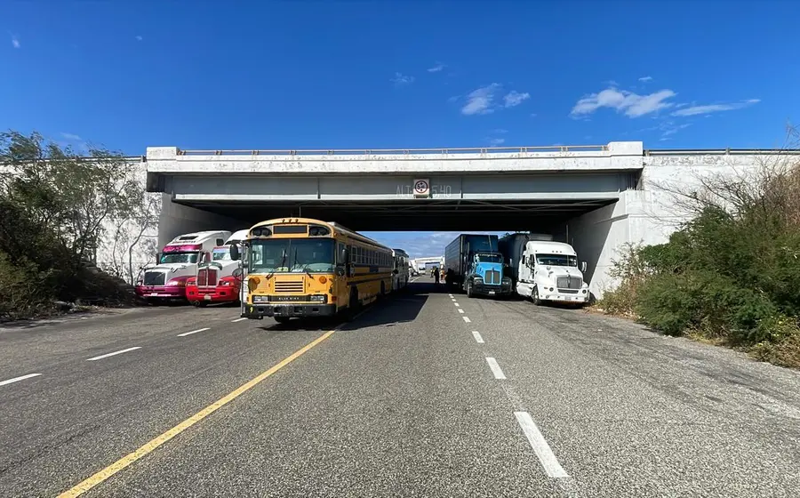 Fuertes rachas de viento azotan el tramo carretero La Venta-La Ventosa en el Istmo de Tehuantepec, una zona de alto riesgo para automovilistas.