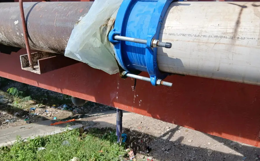 Tuberías antiguas y con falta de mantenimiento que provocan el problema de fugas de agua en el sistema operador de Tehuantepec.