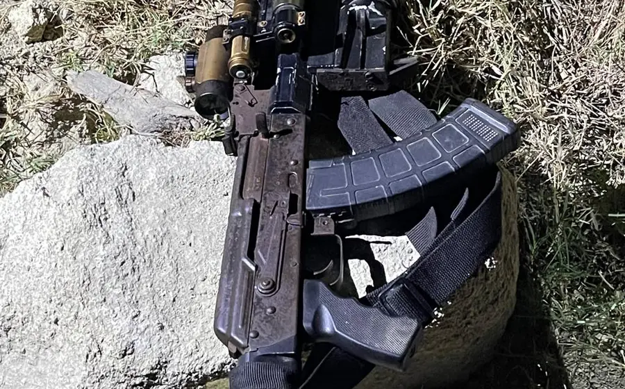 Un fusil de asalto tipo 'cuerno de chivo' modificado con un aditamento para lanzar granadas, asegurado por autoridades en Pinotepa Nacional.