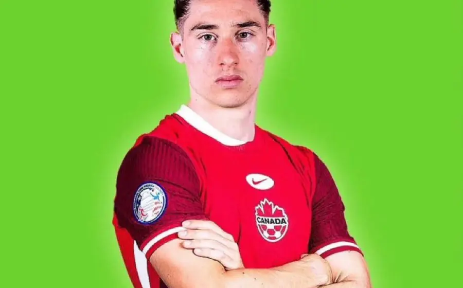 El futbolista Marcelo 'Chelo' Flores, una joven promesa del fútbol, en una fotografía que ilustra su decisión de representar a la selección de Canadá.