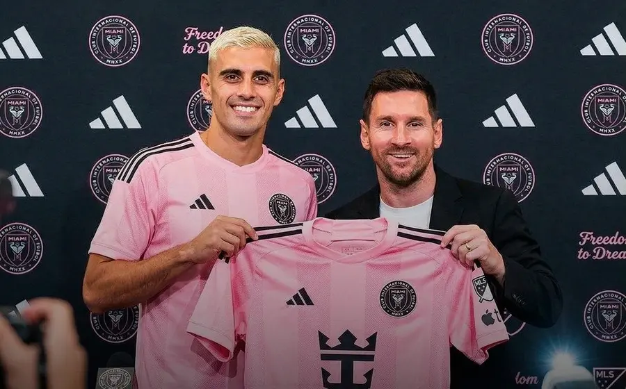 El futbolista Germán Berterame posa en una fotografía junto a Lionel Messi, en un encuentro relacionado con el equipo Inter de Miami.
