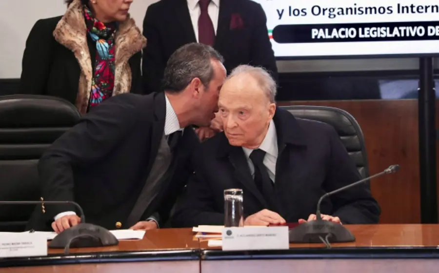 El exfiscal Alejandro Gertz Manero comparece ante la Primera Comisión de la Permanente del Congreso durante su ratificación como embajador de México en Reino Unido.
